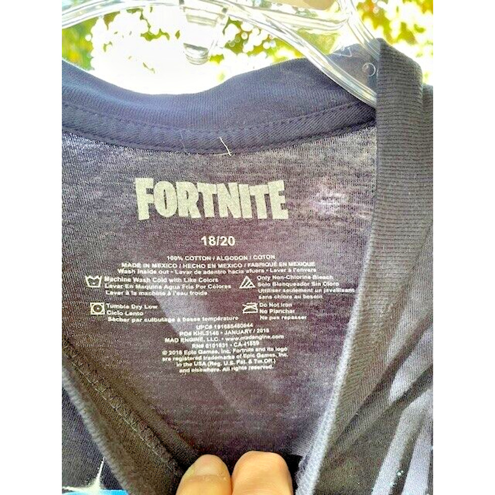 Fortnite Give Me The Loot Shirt 2019 Youth 18/20 Black Short Sleeve Pullover Tee - Picture 3 of 4
